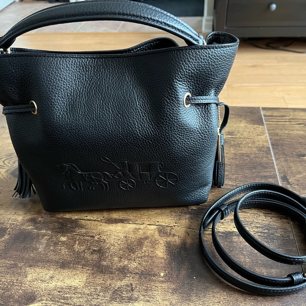 Coach Andy bag in black. 🖤 With Crossbody strap and top handle.